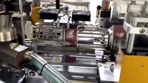 紙碗廠家生產(chǎn)的紙碗,從一張不起眼的紙張,在機械上加工成碗