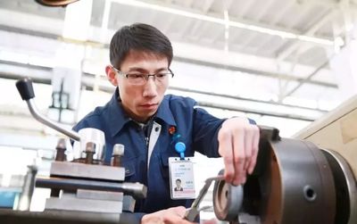 厲害了!這位機(jī)械加工師傅登上了國(guó)家科學(xué)技術(shù)進(jìn)步獎(jiǎng)?lì)I(lǐng)獎(jiǎng)臺(tái)!