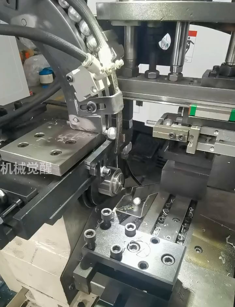 機(jī)械手臂來(lái)上下料,自動(dòng)車(chē)床配上振動(dòng)盤(pán),車(chē)球頭加工更高效