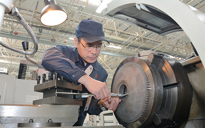 王英武:心手合一打磨&ldquo;絕活兒&rdquo;的航天工匠_新聞頻道_央視網(wǎng)(cctv.com)